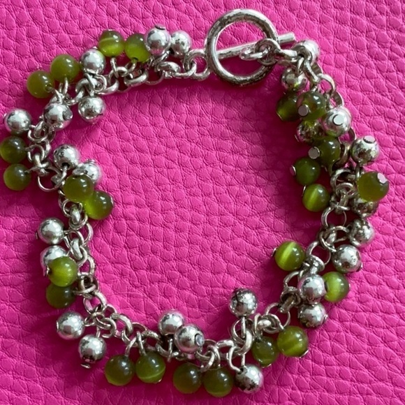 Vintage green and white dangle beaded bracelet - Picture 2 of 2